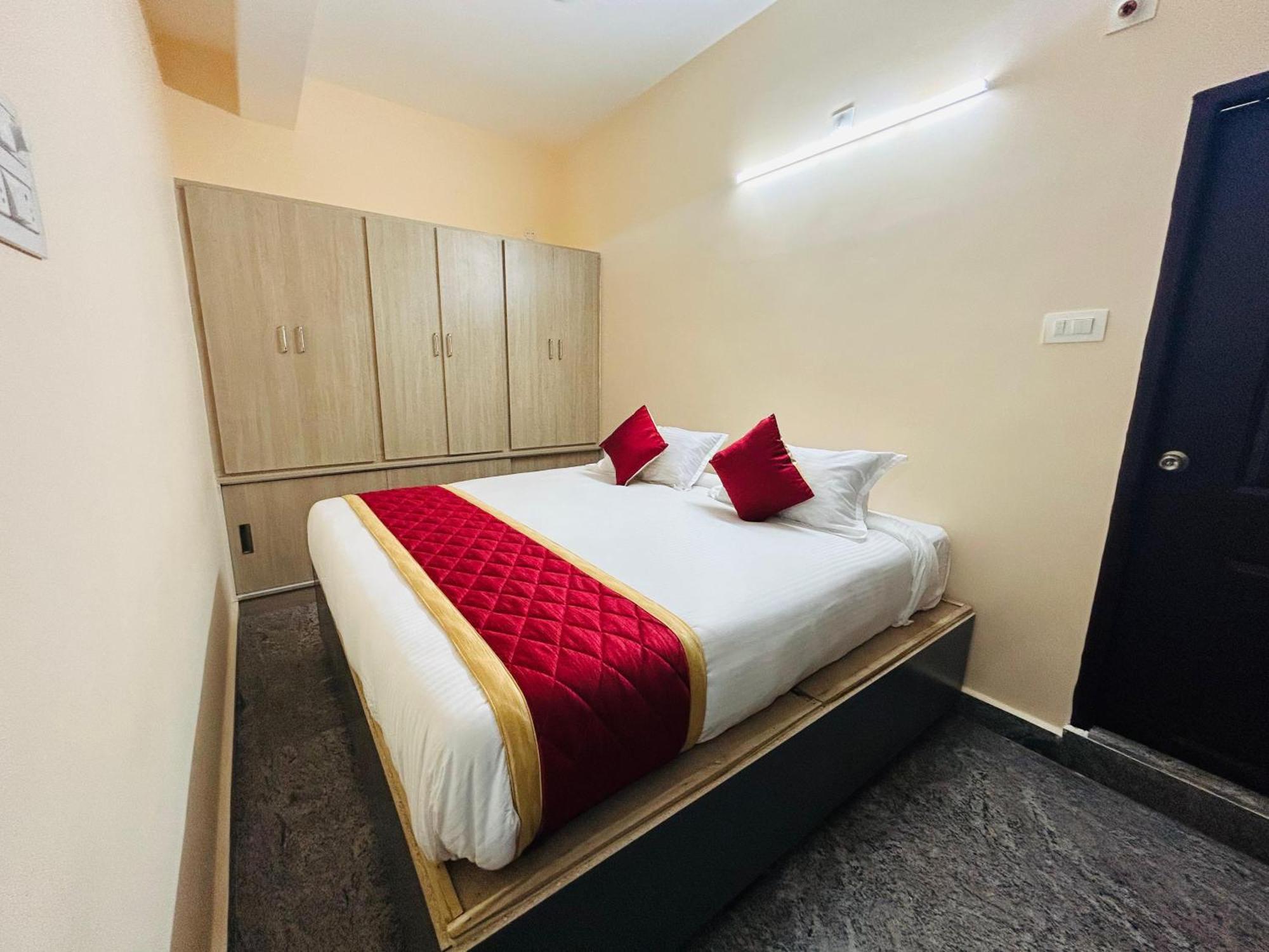 Y Stay Homestay Tirupati Luaran gambar