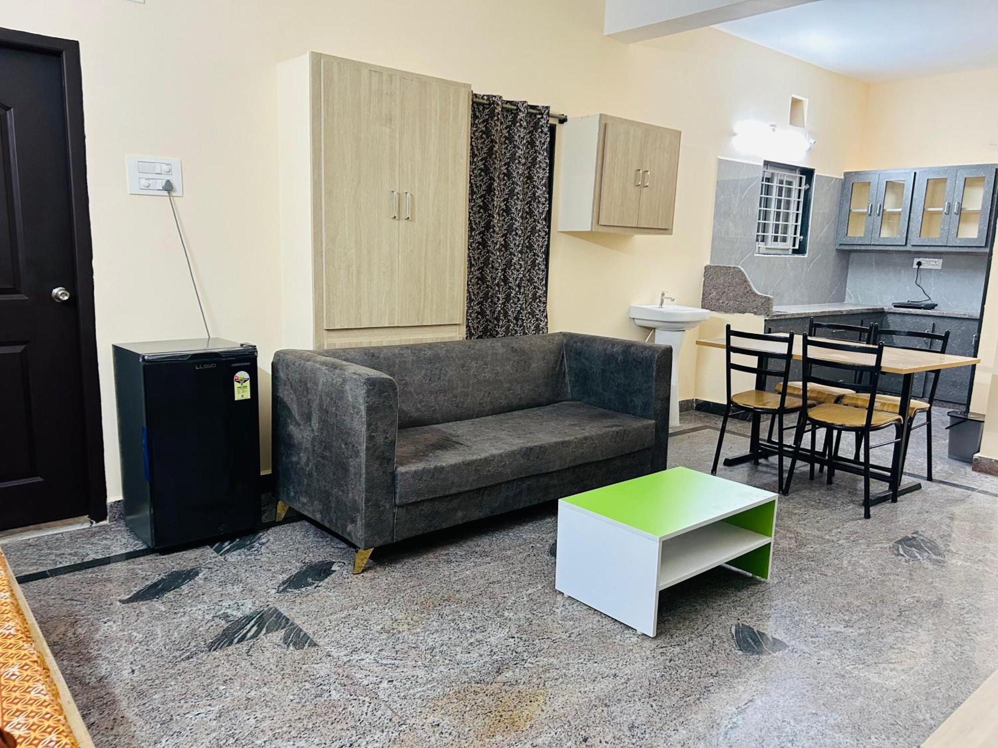 Y Stay Homestay Tirupati Luaran gambar
