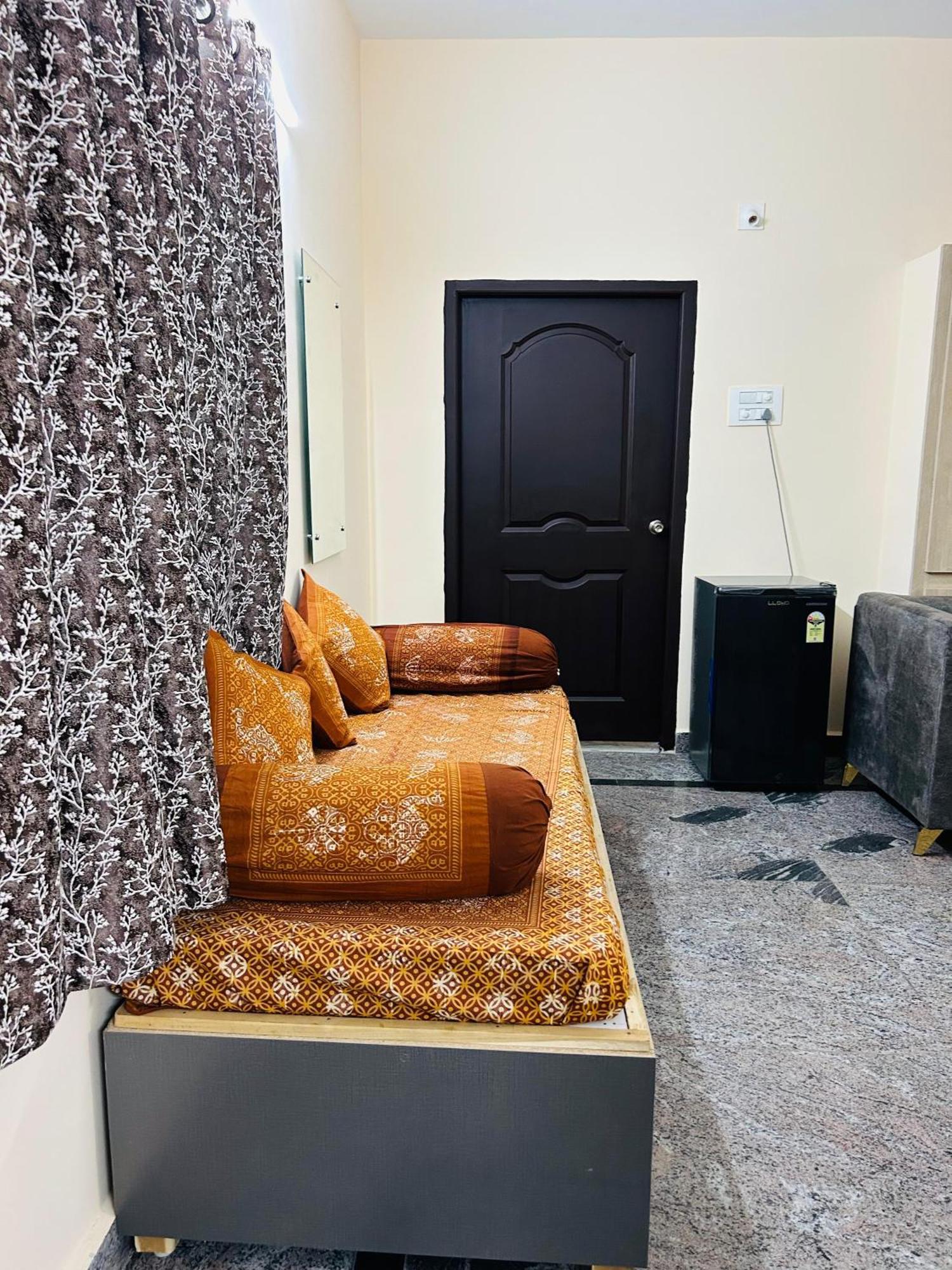 Y Stay Homestay Tirupati Luaran gambar